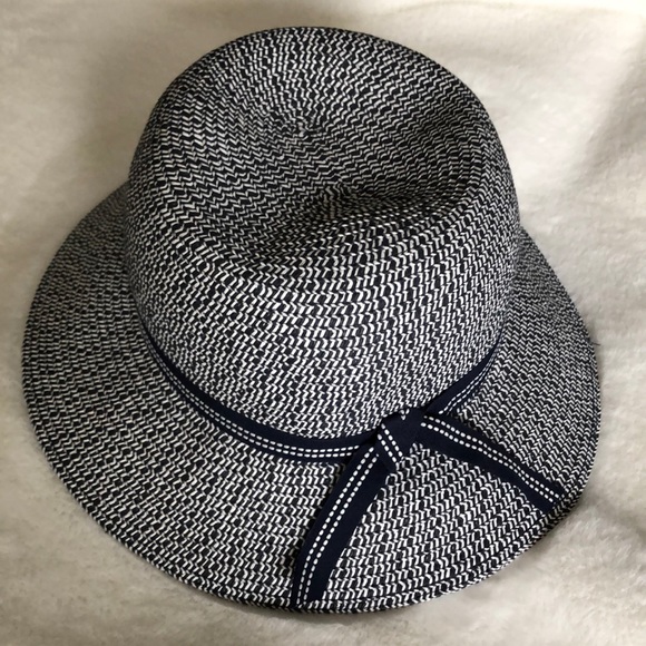 Cute hat - Picture 1 of 3